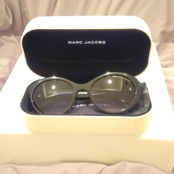 Marc Jacobs oval black Sunglasses brand new in case main image 11
